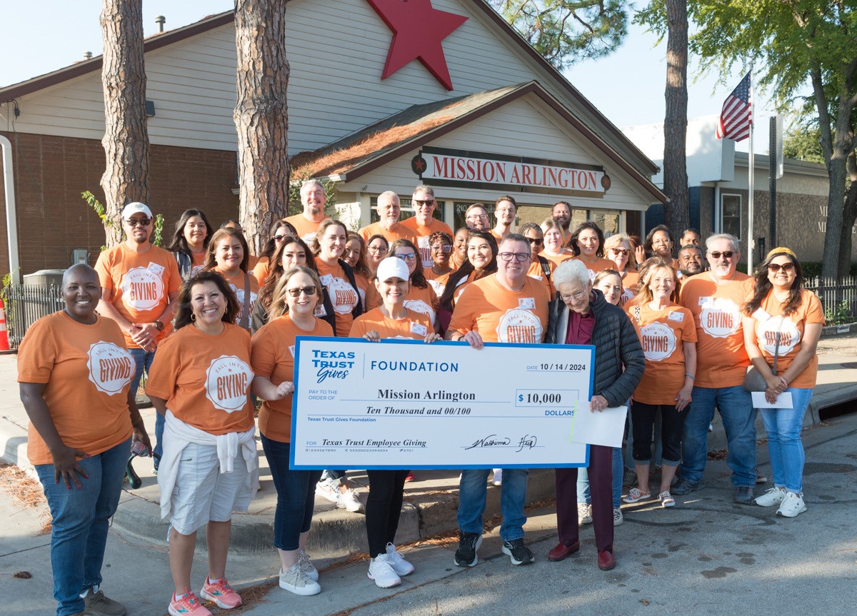 Texas Trust Credit Union Volunteerism with Mission Arlington